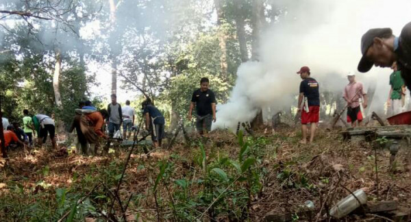 Gotong Royong Bersihkan Pemakaman (Kampung KB Kencana Mas)
