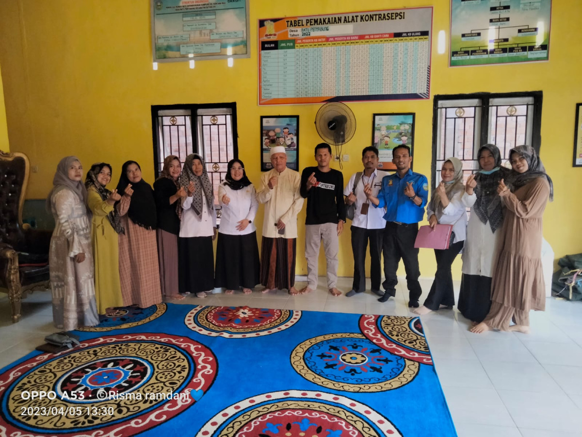 Kabid p4 beserta koordinator PKb dan anggota pokja kampung kb, tokoh agama serta perangkat desa.