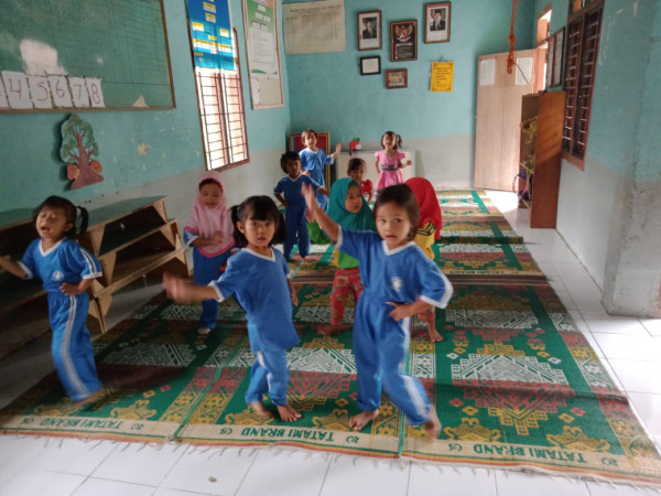 Menirukan gerak dan lagu oleh anak usia dini