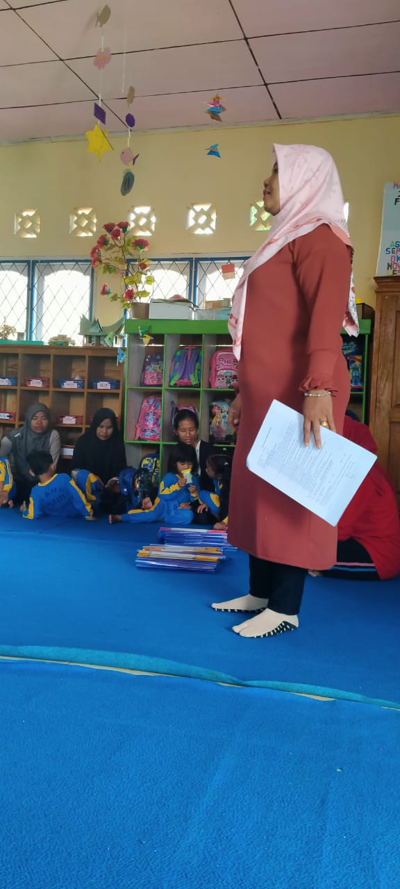 Penyampaian materi dari ketua kader BKB sekaligus kepala sekolah PAUD