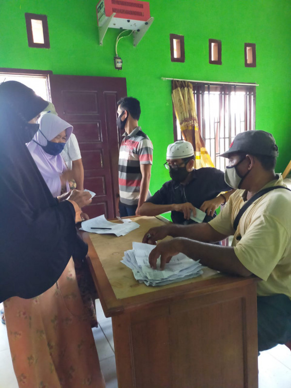 antrian masyarakat dalam menerima bantuan