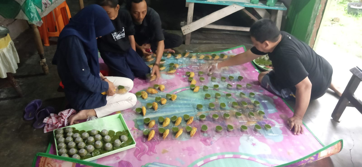 Proses pengepakan  kue Pesanan RT 20 Kel.Pasir Putih dalam rangka  Isra miraj