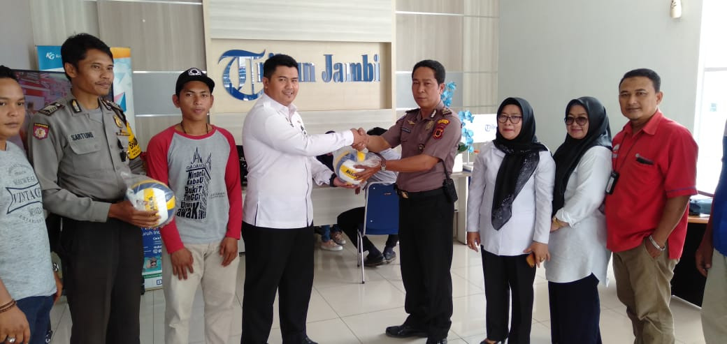 Dokumentasi polsek jelutung memberikan alat olah bola kaki kepada Lurah lebak bandung