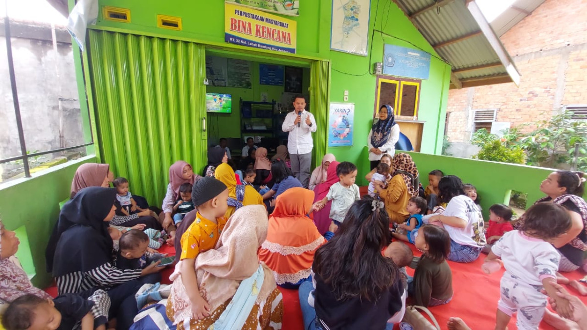 Lurah Lebak bandung dalam memberikan arahan kepada ketua pokja dan kader pokja kp kb bina kencana