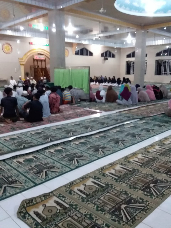 Warga mendengarkan ceramah agama me genai maulid Nabi