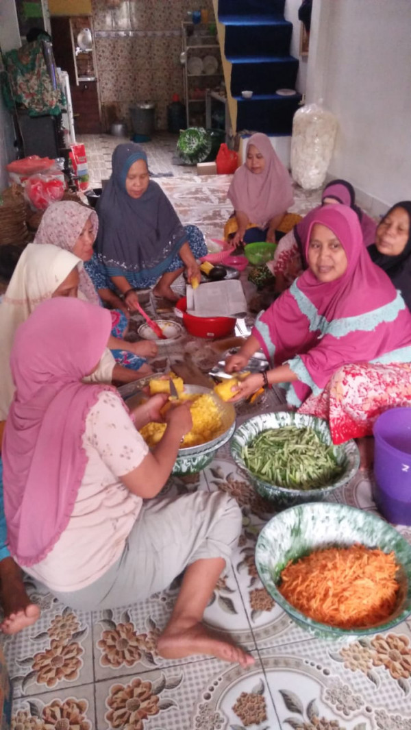 Gotong royong memasak untuk kegiatan maulid nabi