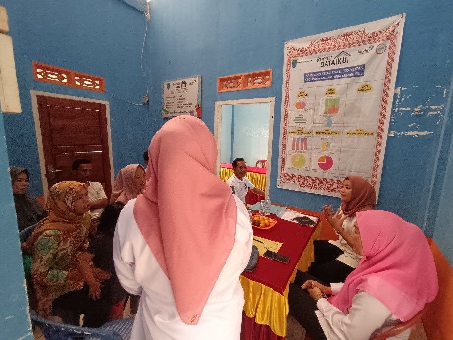 PEMBINAAN KAMPUNG KB DESA MENGGERIS POKJA