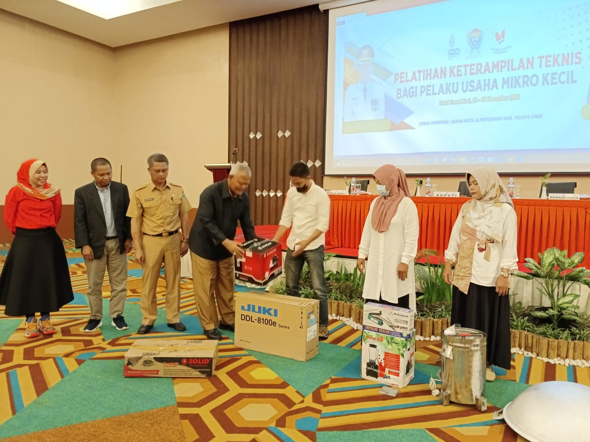 Pemberian alat masak untuk praktek masak