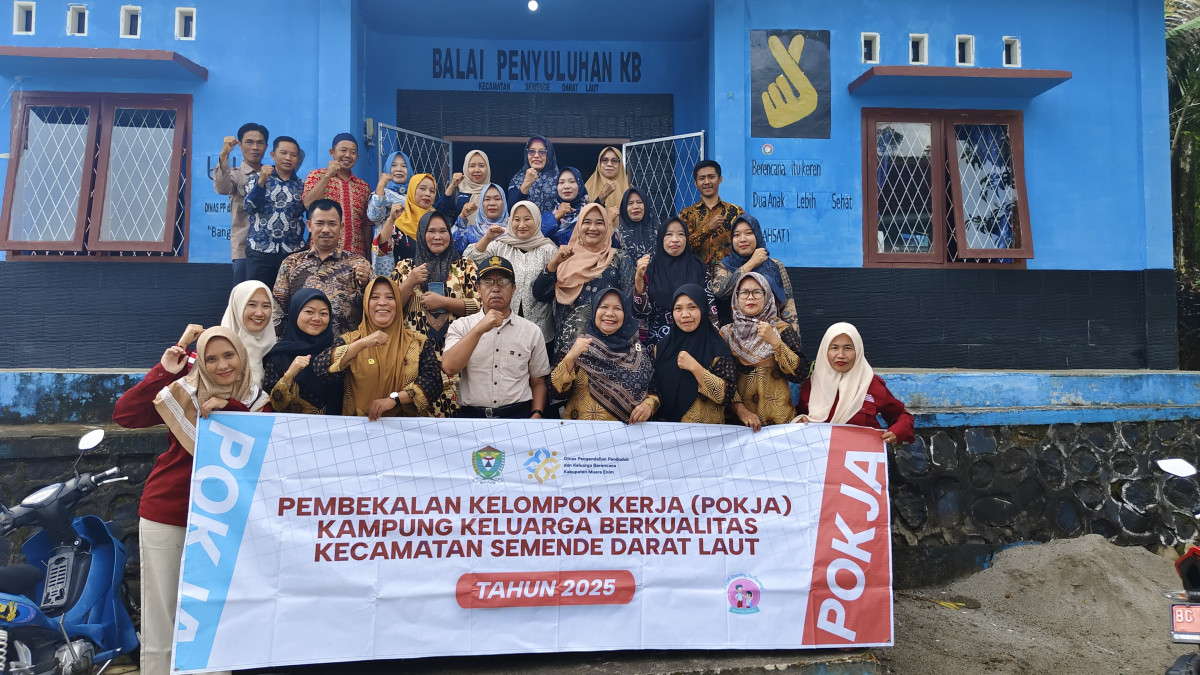 foto bersama ibu rosma dari dinas pp dan kb kab. muara enim