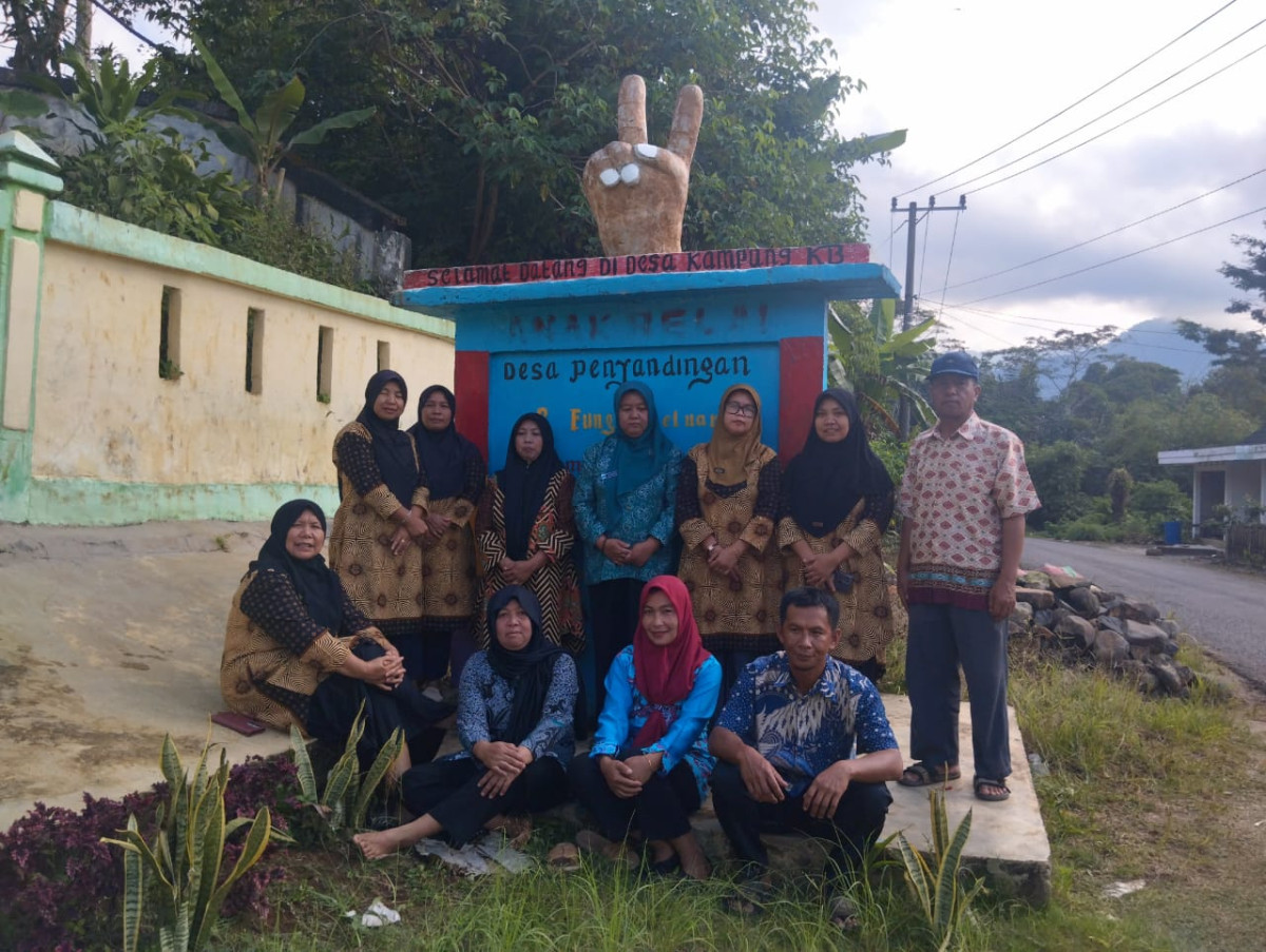 Poto kegiatan di tugu kampung keluarga berkualitas