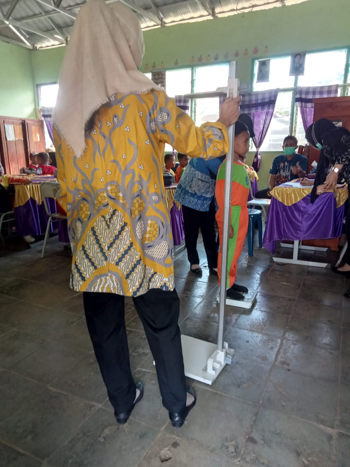 pemeriksaan berat badab anak kelas 1 sd