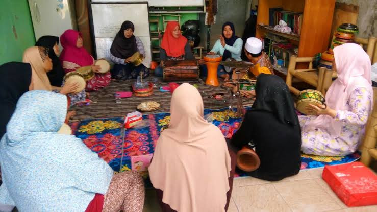 Kegiatan marawis ibu-ibu desa suka marga