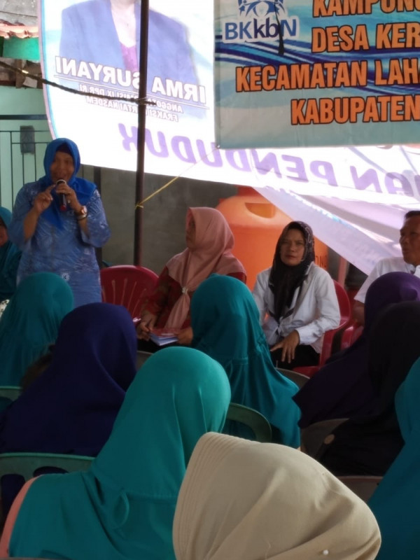 Ketua Forum Bina Keluarga Lansia Kabupaten lahat tengah memberi penyuluhan tentang Lansia Tangguh