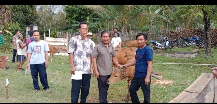 Penerima ternak sapi, kepala desa dan ketua BPD