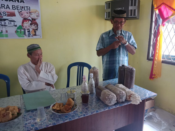 Bersama Praktisi Jamur Tiram, Bapak Suparmanto yang Memberikan Sosialisasi Mengenai Budidaya Jamur Tiram