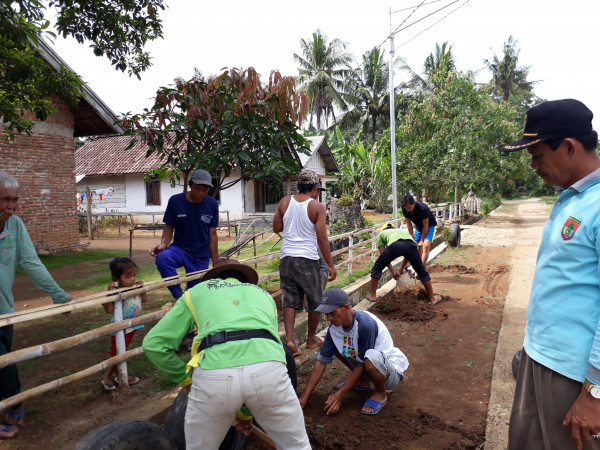 kebersihan lingkungan pekarangan kantor desa