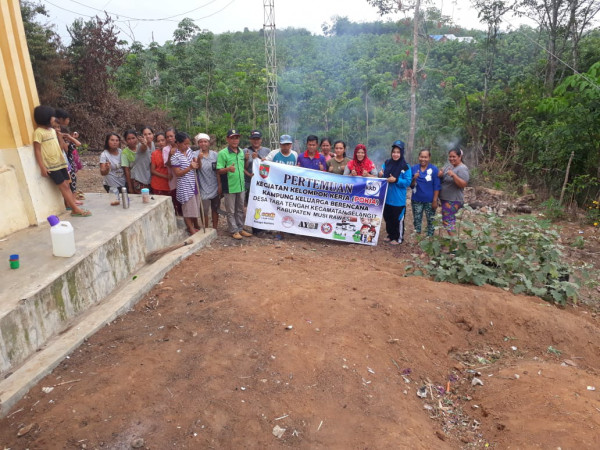 Pertemuan Kelompok Kerja Tentang Gotong Royong Pembersihan Pekarangan Kantor Desa