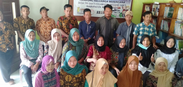 Foto bersama peserta pertemuan Pokja kampung KB didesa Trisakti