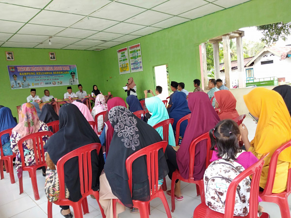 PESERTA YANG HADIR MENGIKUTI ACARA PEMBINAAN TRIBINA KAMPUNG KB DI DESA SUKA MULYA