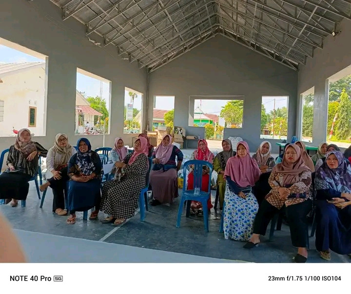 Pembagian program ketahanan pangan kepada kelompok wanita tani