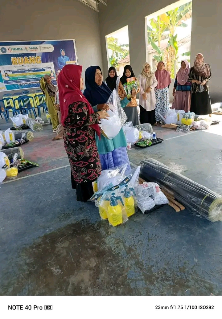 penyerahan bantuan program ketahanan pangan kepada perwakilan anggota kelompok wanita  tani