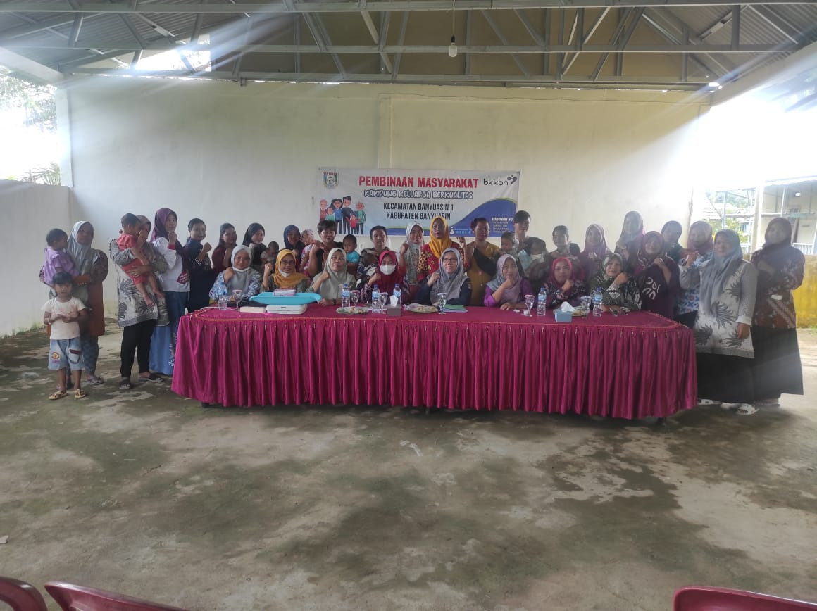 foto bersma dengan seluruh peserta, bidan,korlap kb,dan ketua pkk pmatang palas dan kades DAHSAT(dapur sehat atasi stunting)