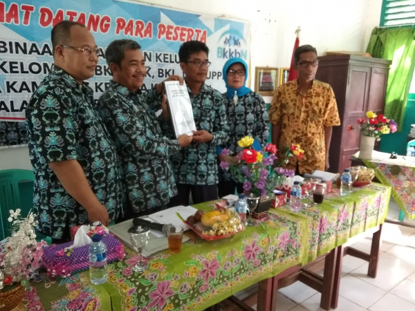 penyerahan buku kampung Kb dari tim kabupaten ke kelurahan pangkalan balai