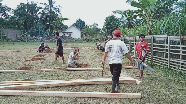 Pembuatan lubang tiang 