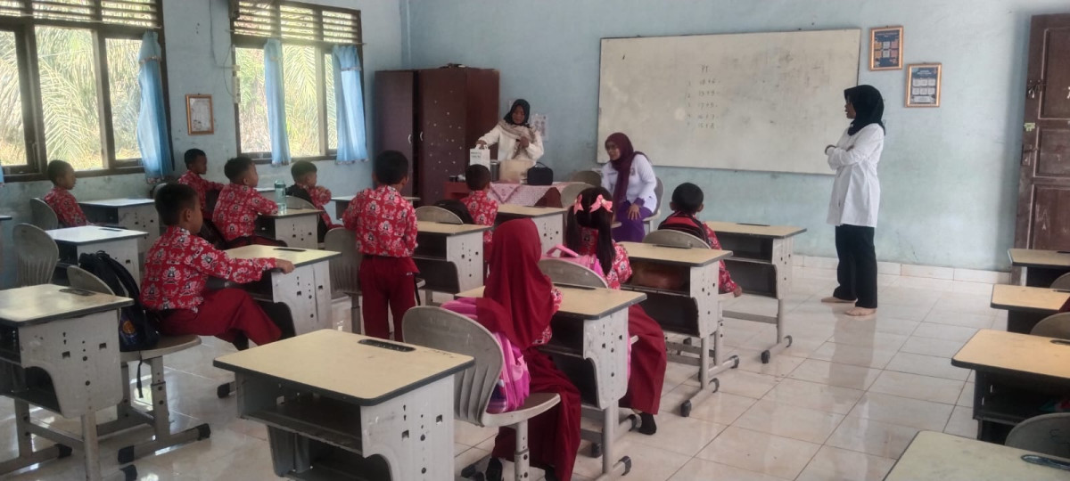 melakukan imunisasi pada anak sd