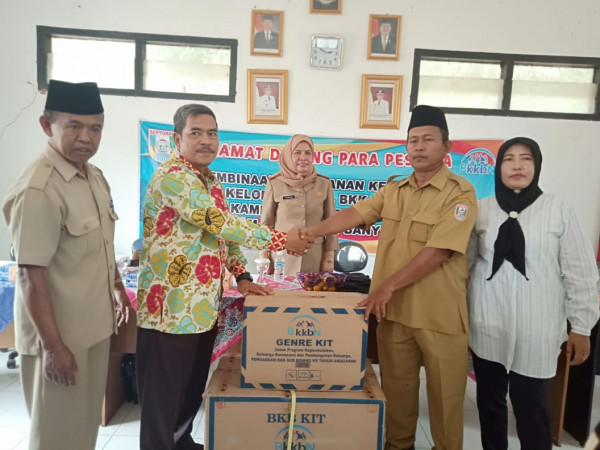 Serah terima BKB KIt oleh Kasi KS DPPKB, PP dan PA Kabupaten kepada Sekdes Kampung KB Tanjung Kerang