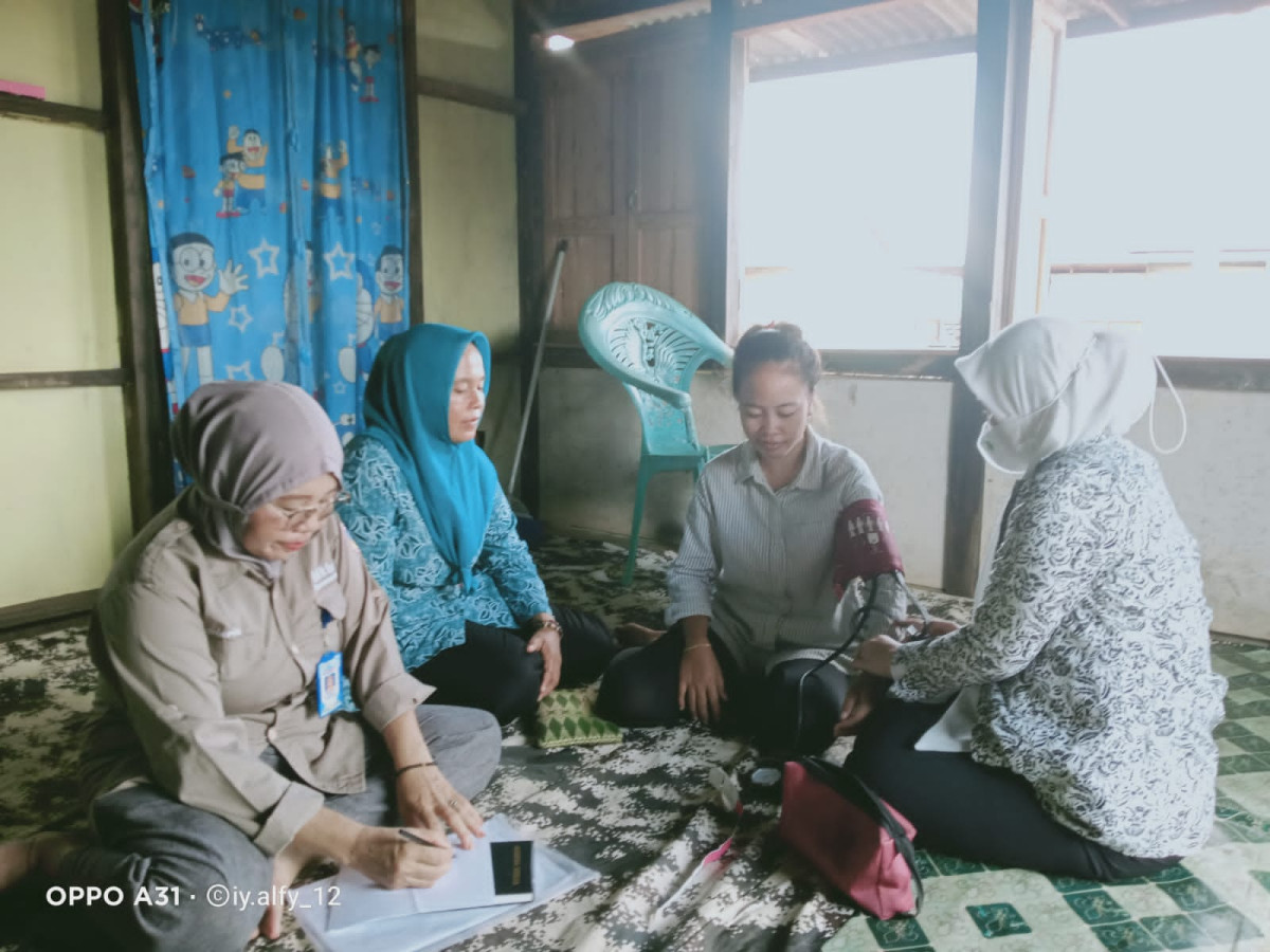 Pengecekan tensi Catin bersama ibu Bidan Desa Tanjung Kerang
