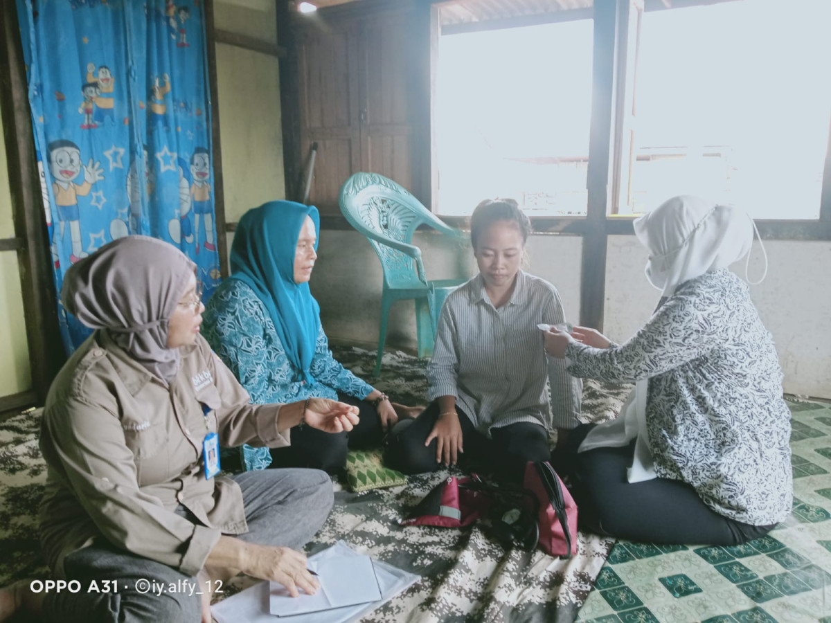 Pemeriksaan Lingkar Lengan Catin oleh Ibu Bidan Desa Tanjung Kerang