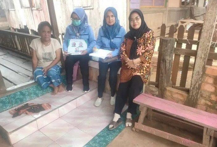 foto bersama di rumah salah satu warga desa tanjung kerang