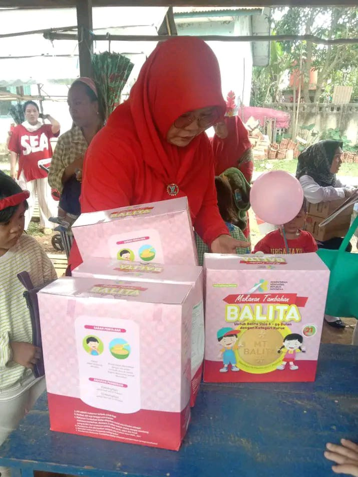 salah satu bentuk bantuan kegiatan posyandu berupa makanan tambahan balita (Biskuit Balita)