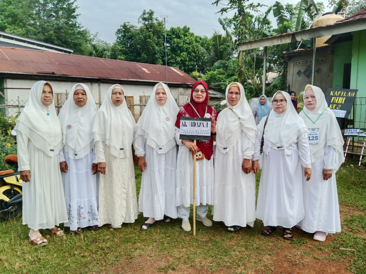 Sebelum memasuki ruangan, para ibu-ibu masjid Al-Hidayah berfoto bersama terlebih dahulu.