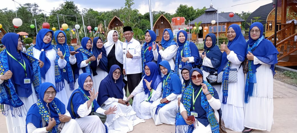 SEBAGIAN PESERTA SEDANG BERFOTO BERSAMA BAPAK DAN IBU CAMAT KECAMATAN TALANG KELAPA