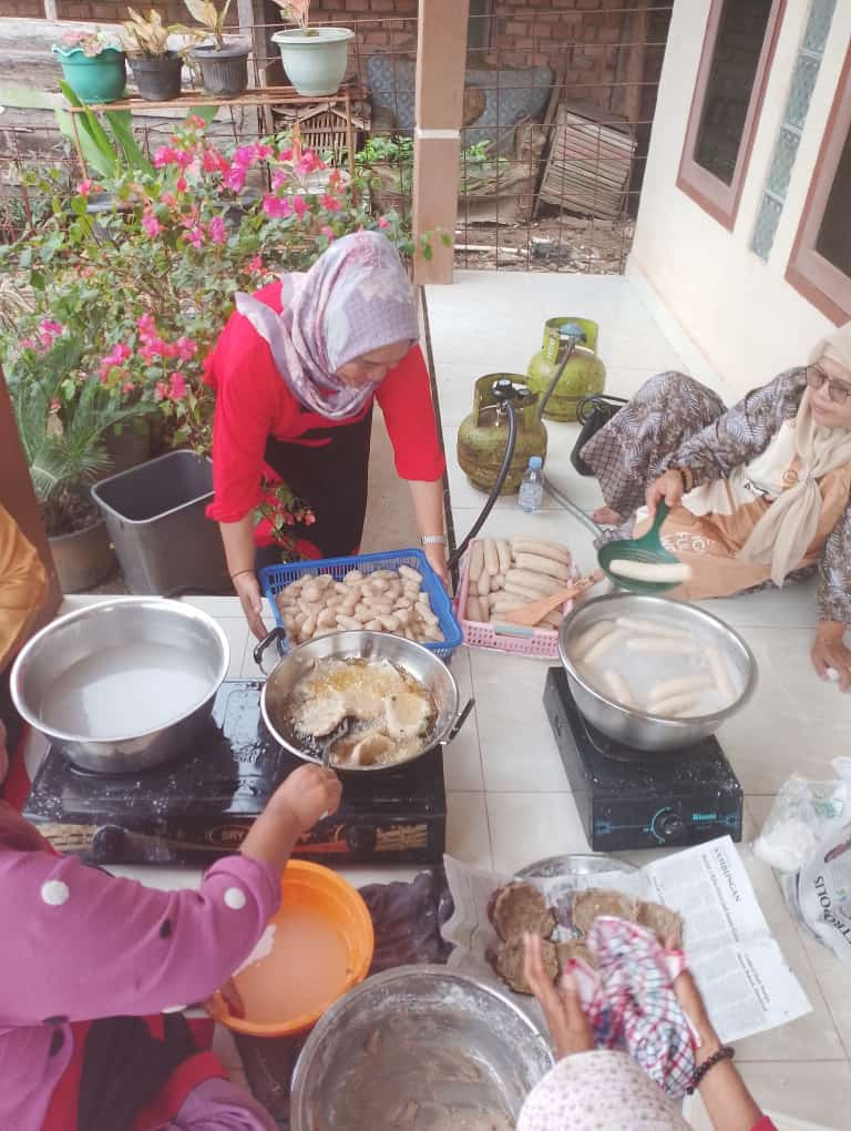 Kelas memasak pempek bagi ibu2 warga Kampung KB Kenten Jaya.