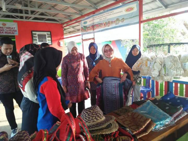 Mengunjungi stand kerajinan masyarakat Desa Burai