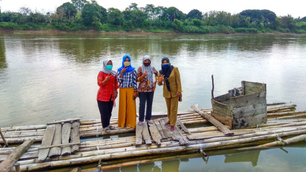 Foto bersama PPKBD Kampung KB Elok Desa Tanjung Serian  dan Ka Balai  staf KB Kecamatan Sungai Pinang