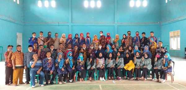 Foto Bersama Masyarakat, Petugas KB dan Dinas PPKBP3AD