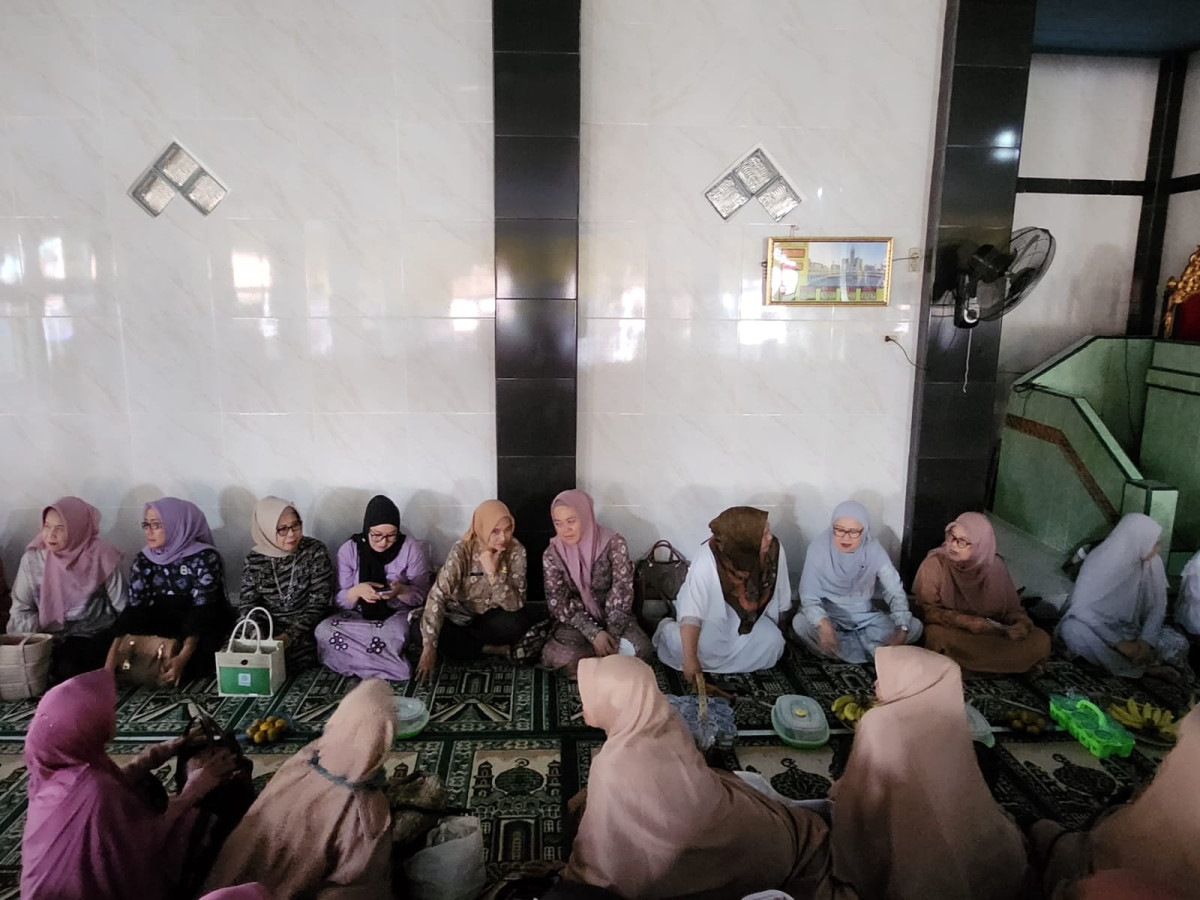 Peserta kegiatan pengajian di dalam masjid