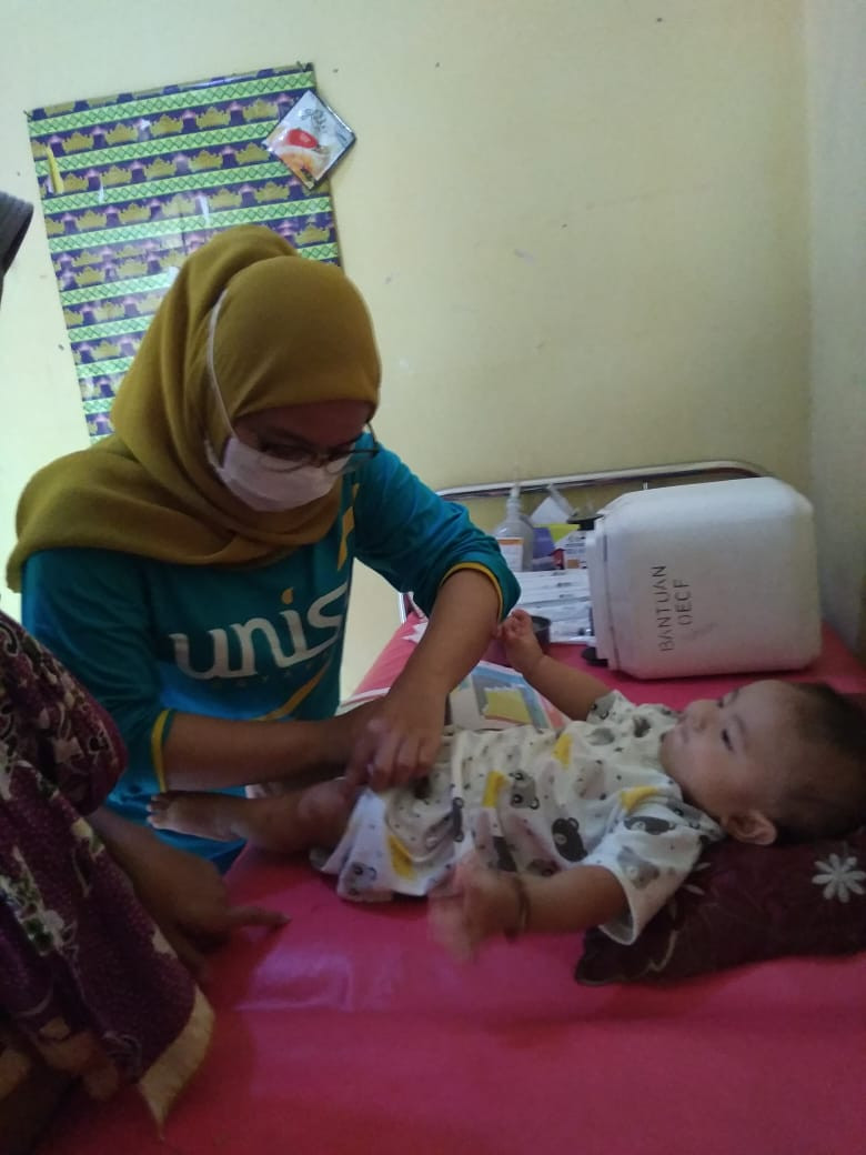 Penyuntikan Imunisasi pada bayi