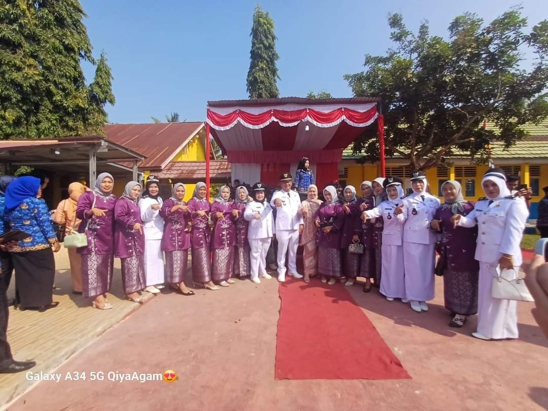 foto bersama dengan ibu kades dan lurah se kecamatan pendopo