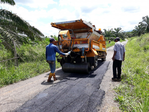 Petugas Sedang Melaksanakan Perbaikan Jalan Pasca Pencanangan Kampung KB