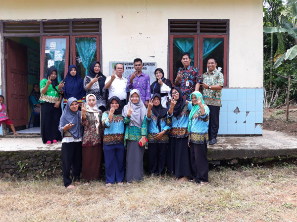Foto Bersama Auditor Perwakilan BkkbN Sumsel Di Posko Kampung KB Desa Pancur Mas Kecamatan Tebing Tinggi
