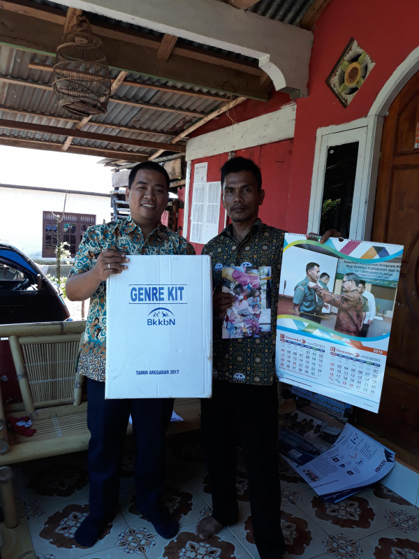 Menyampaikan Bantuan Genre KIT Untuk Kelompok BKR dan Remaja di Kampung KB Desa Pancur Mas Tebing Tinggi