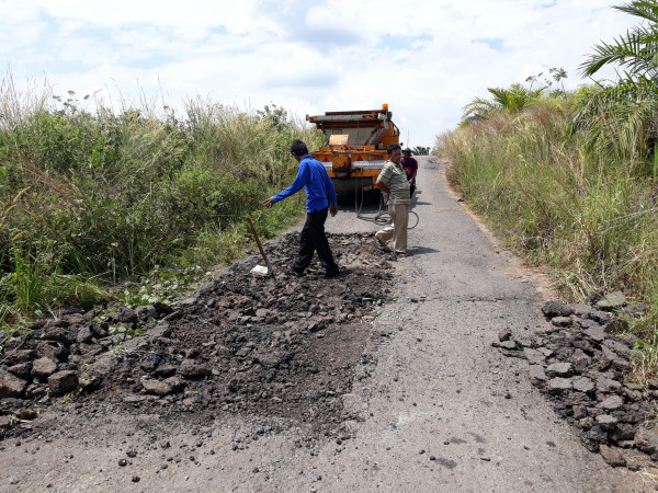 Perbaikan Jalan Masuk Desa Pancur Mas