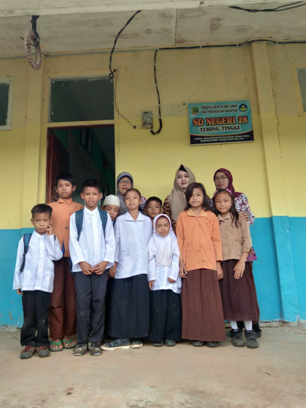 Foto Bersama Kepala Sekolah dan Siswa SD Negeri 28 Desa Pancur Mas