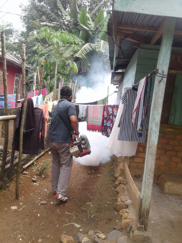 Fogging untuk mencegah wabah Demam Berdarah oleh Puskesmas Tebing Tinggi di Kampung KB Desa Pancur Mas