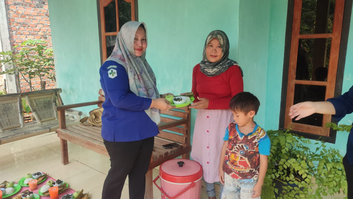 Praktik baik dapur sehat atasi stunting (DASHAT) Kampung KB Pancur Mas Kader Nurlaila